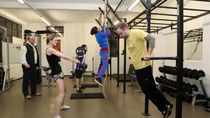 Militärischer Ton oder Animation zu höherer Leistung? Trainer Sascha Ernst (links) feuert Kira Bausch (zweite von links), Nicole Ploghöft und Christian Hasemann (rechts) an.