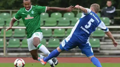 Zweifacher Torschütze: Werders Melvyn Lorenzen (links), hier im Zweikampf gegen den Oldenburger Tim Petersen. FOTO: NORDPHOTO