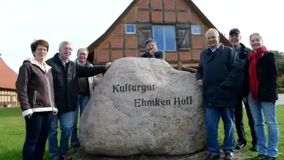 Stolz präsentieren die Vertreter des Vereins Ehmken Hoff und der H. F. Wiebe Stiftung ihren neuen Findling: (v.l.) Frederike Wessel, Gerhard Meyer, Dieter Sprei, Heinz-Dieter Böcker, Rainer Herbst, Helmut Gerbes und Eva Meinke.