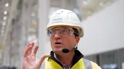 Aus den Naben (links), den Endsegmenten (Mitte) und den Generatoren werden die Maschinenhäuser zusammengebaut. "Wir haben schon jetzt für die nächsten drei Jahre genug zu tun“, sagt Projektleiter Carsten-Sünnke Berendsen.