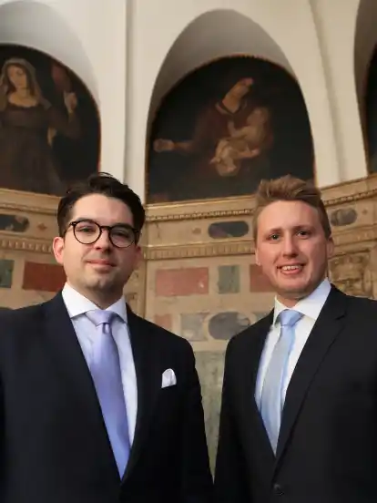 Jonas Frischkorn (links) und Julian Abée kennen sich bereits seit neun Jahren. Gemeinsam begannen sie ihr Studium in Bremen, nun hat die Segnitz-Stiftung ihre Doktorarbeiten ausgezeichnet.
