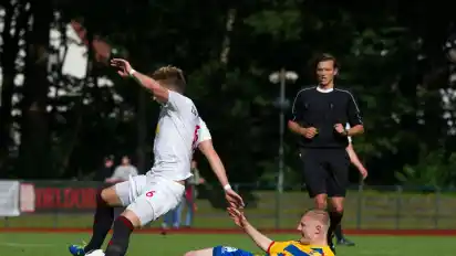 Nick Köster (am Boden) überzeugt beim SV Atlas Delmenhorst als Balleroberer, Zweikämpfer und Mittelfeldmotor