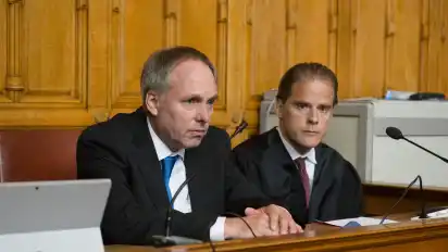 Seit fast zwei Jahren läuft das Verfahren gegen den Bremer Ex-Reeder Niels Stolberg (l.) nun schon und noch ist kein Ende in Sicht.