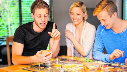 Besonders an den bevorstehenden Feiertagen nehmen sich Freunde oder Familien gern Zeit für einen geselligen Spieleabend.