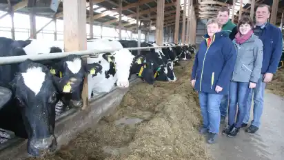 Eine ausgezeichnete Familie: Elke Bellmann, Sohn Christian, Kirsten Schumeier und Jürgen Bellmann wurden mit dem Milchlandpreis für nachhaltiges Wirtschaften für ihr auf das Tierwohl ausgerichtetes Arbeiten belohnt.