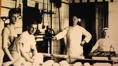 Diese historische Aufnahme von 1914 zeigt Karl Georg Jacobs, den Gründer des damaligen Cafe Jacobs, gemeinsam mit dem Sohn Heinz.