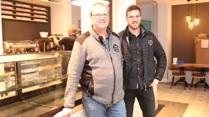 Volker Sammann und Juniorchef Justin Sammann vor dem Tresen der Bäckerei, die sie vollständig umbauen ließen. An diesem Donnerstag soll neu eröffnet werden.