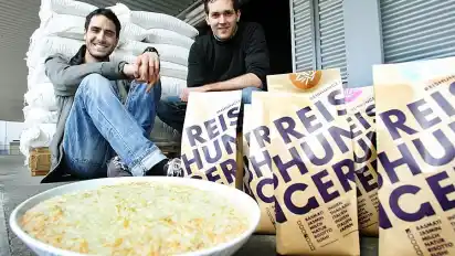 Die beiden Firmengründer (von Links) Sohrab Mohammad und Torben Buttjer mit ihrem neuen Produkt.