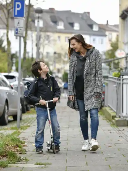 Bei der Stiftung "RTL – Wir helfen Kindern" ist Laura Wontorra Projektpatin für die Eröffnung eines Kinderhauses in Bremen. In Gröpelingen hat Wontorra den neunjährigen Alen besucht.