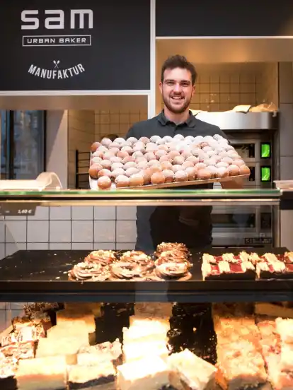 Junior-Chef Justin Sammann mit einem Bleck Quarkbällchen.