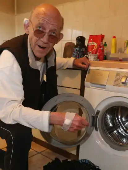 Nachbar Peter Winkel stellt seit Wochen seine Waschmaschine zur Verfügung.