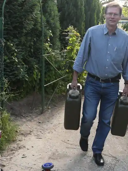 Politiker Detlef Scharf (CDU) bringt jeden Abend Leitungswasser vorbei.