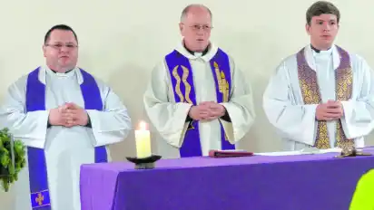 Pfarrer Zdzislaw Turek (v.l.), Pfarrer Johannes Sczyrba und Kaplan Karol Jaruzel bei der deutsch-polnischen Messe in St. Benedikt.