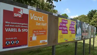 Wahlplakate im Vorfeld der niedersächsischen Kommunalwahl 2016. SPD und CDU wollen für Fraktionen in den Kommunen eine Mindestgröße von drei Mitgliedern festlegen.
