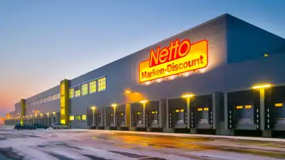 So ähnlich wie das Netto-Logistikzentrum in Erfurt wird auch das Gebäude aussehen, das der Lebensmittelkonzern im kommenden Jahr im neuen Gewerbegebiet Ganderkesee-West in Grüppenbühren errichten wird. Bis zu 250 Netto-Filialen sollen künftig von Ganderkesee aus beliefert werden. Die Verantwortlichen rechnen mit einer Bauzeit von zehn Monaten. Mit einer Fläche von 127000 Quadratmetern wird Netto etwa 40 Prozent der Gesamtfläche des neuen Gewerbegebiets beanspruchen.