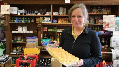 Jutta Steeg in ihrem kleinen Laden in Schwachhausen. Drei Mal schon wurde sie Opfer von Einbrüchen.