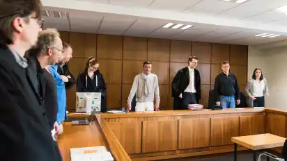 Schon beim Prozessauftakt am 23. November lief nicht alles rund. Auch der zweite Verhandlungstag steht unter keinem guten Stern.