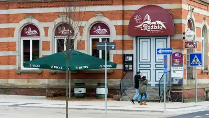 Das Restaurant Rodizio am Verdener Bahnhof: Wirt Hüseyin Tavan ärgert sich über ein Feier-Verbot der Stadt für einen Raum im ersten Obergeschoss.