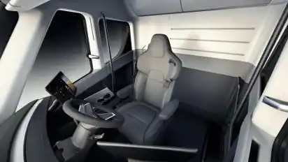 Der Lastwagenfahrer soll in der Mitte der Kabine zwischen zwei großen Touchscreen-Displays sitzen. Foto: Tesla/AP/dpa