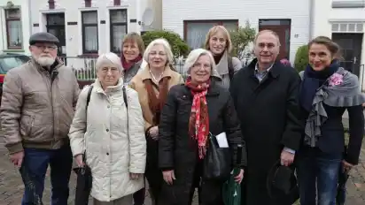 Nachfahren von Christine Sauerbrey waren nach Bremen gekommen (von links): Reiner Schmidt, Ursel Schnickmann, Monika Schnickmann, Anke de Buhr, Traute Konietzko, Heide Schnickmann, Horst Schmidt und Bianka Sturm.