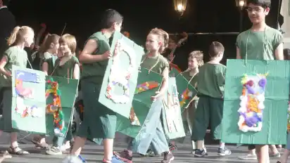 Alle Kinder der Grundschule wurden für die szenenreiche Aufführung gebraucht.