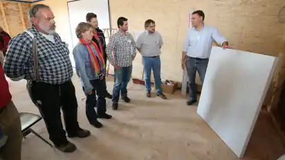 Teilnehmer aus Betrieben im Umkreis informieren sich bei einem Workshop noch bis heute im Zentrum für Nachhaltiges Bauen in Verden. Alexander Range (rechts) demonstrierte am Donnerstag ein System zur Innendämmung.