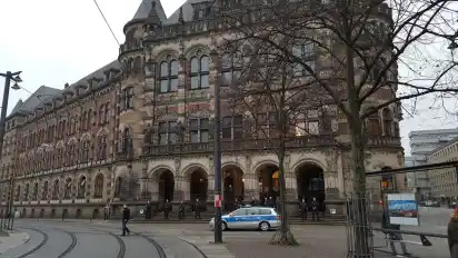 Die Polizei riegelte am Nachmittag den Eingang zum Landgericht ab