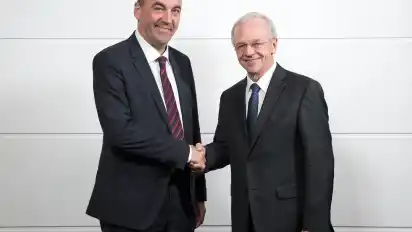 Der Aufsichtsratsvorsitzende der EWE Aktiengesellschaft, Bernhard Bramlage (rechts) begrüsst den neuen Vorstandsvorsitzenden der EWE Aktiengesellschaft Stefan Dohler (links).