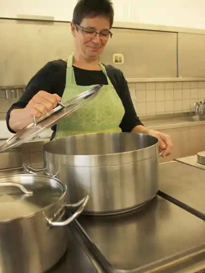Na, was gibt es denn heute? Kathrin Unger-Stroteich schaut in einem der Töpfe nach.
