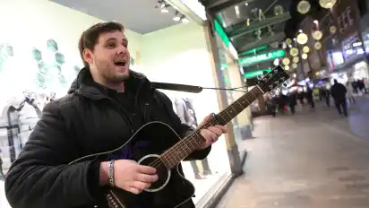 Straßenmusiker und Sänger Sinan Öztürk mag es, in der Bremer Innenstadt die Touristen und Passanten zu unterhalten. Hier singt er in der Sögestraße.