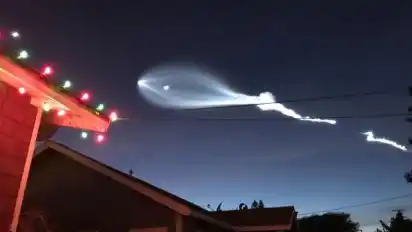 Besuch aus dem All? Nein, so sah der Start einer wiederverwendeten Rakete vom Typ Falcon 9 des privaten Raumfahrtunternehmens SpaceX aus.