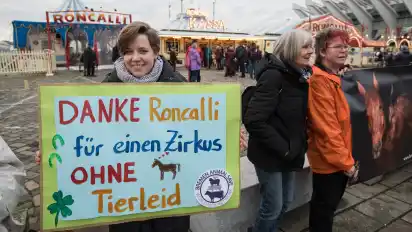 Roncalli ab 2018 ohne Tiere: Das befürwortet auch Lena Friedrich von Animal Save in Bremen und bedankt sich mit ihrem Plakat.