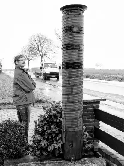 Vor dem Haus von Sabine Liebrenz in Allenbüttel steht die täuschend echt wirkende Blitzerattrappe, die Autofahrer dazu bringen soll, nicht schneller als Tempo 50 zu fahren.