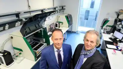 Sven Hauke (links) und Dr. Piere Markgraf-Rogalla haben sich vor 14 Jahren im Biotechnologiezentrum in Bremerhaven selbstständig gemacht.