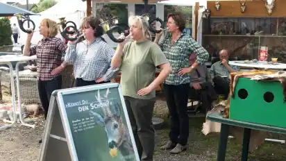 Die Jagdhornbläserinnen der Jägerschaft präsentieren Jagdsignale.