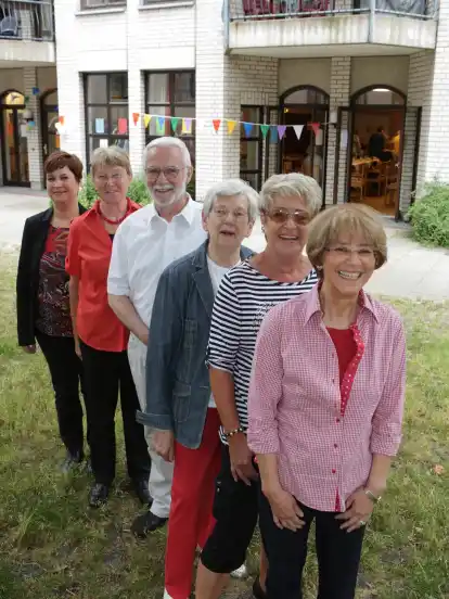 Maren Wilkens (von links), die Leiterin der Begegnungsstätte mit Ingrid Franz, der Vorsitzenden des Vereins LAB, deren beiden Vizes Peter Wedemeyer und Ilse Kool und den beiden Beisitzerinnen Waltraud von Bremen und Renate Andreßen.