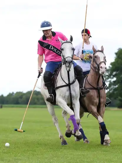 Thomas Selkirk (links), der mit seiner Familie Gut Appel bewirtschaftet, trainiert mit Alejandro Zamudio für den Dolzer Polo-Cup, der vom 11. bis 13. Juli in Helvesiek stattfindet.