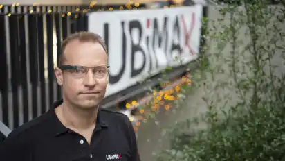 Das Gestell, das Hendrik Witt auf seiner Nase trägt, ähnelt stark einer handelsüblichen Brille, nur Gläser hat sie nicht. Lediglich in der oberen rechten Ecke findet sich eine kleine Glasscheibe. Dort hinein werden wichtige Informationen für Arbeiter projiziert, die die Brille im Alltag nutzen.