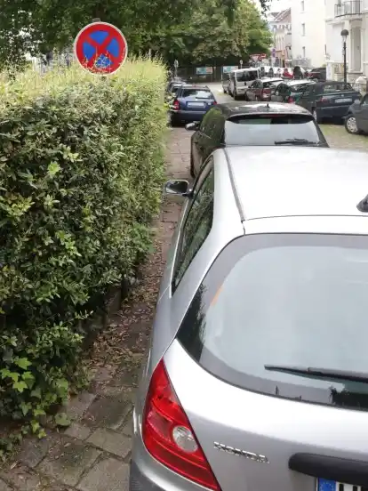 Das Bewohnerparken soll wildes Parken wie auf diesem Foto künftig verhindern.