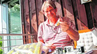 Forscher Helmut Kruckenberg mit einem Sender, der einst auf dem Rücken einer Nonnengans mitflog, die schließlich einem Wildtier zum Opfer fiel.
