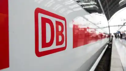 Das Logo der Deutschen Bahn ist auf einem ICE im Hauptbahnhof zu sehen. Foto: Silas Stein/dpa