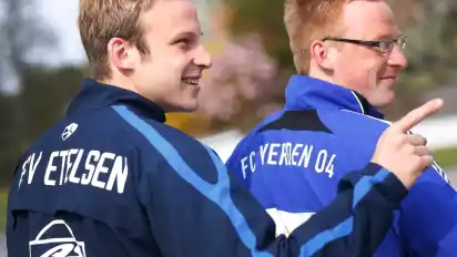 Früher haben Mario (links) und Simon Gloger gemeinsam auf einem Oytener Bolzplatz Fußball gespielt. Heute treten die Brüder in der Landesliga bei der Partie Verden gegen Etelsen gegeneinander an: Mario spielt für den TSV, Simon beim FC.