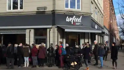 Vor dem ersten Supermarkt, der nur abgelaufene Lebensmittel anbietet, bildeten sich lange Schlangen mit neugierigen Kunden.