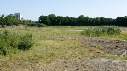Immer noch eine Brache: Das ehemalige Radio-Bremen-Grundstück zwischen Autobahn und Weserpark, auf dem der Unternehmer Kurt Krieger einen Möbelmarkt errichten will.