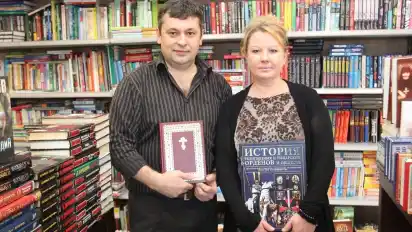 Alexander und Anna Steiger bieten in ihrem Geschäft in der Berliner Freiheit russische Bücher und Geschenkartikel an.