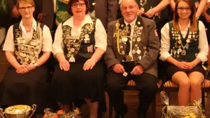 Königin Martina Richter (v. li.), Vize Silke Stratmeyer, König der Könige Klaus Kleymann und Juniorenkönigin Jana Vellguth.