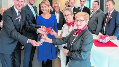 Eröffnung der Sparkassen in Bierden mit Matthias Knak (Sparkasse), Malin und Luuk Houtepen (Investoren), Heike Schwarz und Monika Möller (Sparkasse).
