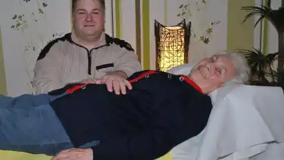 In seiner Praxis „Heilende Hände“ legt Holger Kobbenbring seinen Patienten die Hände auf. ANG·