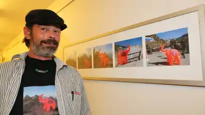 Die Hauptrolle in der Fotoserie von Thomas Falk spielt ein orangeroter Plastikelefant. Die Ausstellung des Künstlers ist im Bürgerhaus Weserterrassen zu sehen.