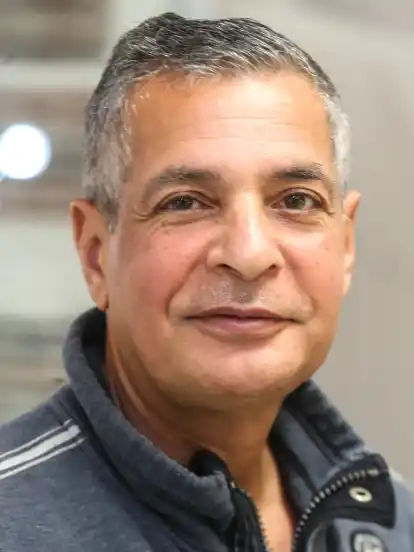 Maged Walle erzählt, dass er Angst hat, obwohl die Sicherheitstechnik in seinem Geschäft regelmäßig auf den neuesten Stand gebracht wird.